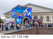 Люди стоят в очереди, чтобы войти на интерактивную выставку «Та самая Москва» в Центральном выставочном зале «Манеж». Инсталляция — настоящий вагон метро «Москва-2024» и прототип тоннелепроходческого щита. Редакционное фото, фотограф Румянцева Наталия / Фотобанк Лори