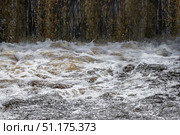 Мощный водопад или водосброс создает бурлящую пену на поверхности водоема. Стоковое фото, фотограф Кирилл Сиротюк / Фотобанк Лори