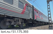Russia, Sochi, 08/28/2025. A long-distance train moves along the rails on a sunny day. Редакционное видео, видеограф Васильева Юлия / Фотобанк Лори