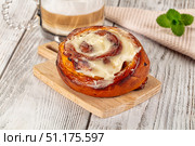 Glazed cinnabon swirl with icing. Стоковое фото, фотограф Андрей Старостин / Фотобанк Лори