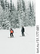 Sheregesh, Russia, 4 January 2021, Snowboarder skier sliding down snowy slope. Редакционное фото, фотограф Spirit River / Фотобанк Лори