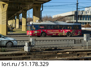 Троллейбус Тролза-5275 в оригинальной праздничной окраске следует под Танцующим мостом по проспекту Ленина, Волгоград, Россия (2020 год). Редакционное фото, фотограф Андрей Цыганков / Фотобанк Лори