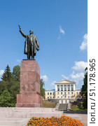 Памятник В. И. Ленину перед лицеем № 445 в г. Зеленогорске (Курортный район г. Санкт-Петербурга). (2014 год). Редакционное фото, фотограф Елена Арсентьева / Фотобанк Лори