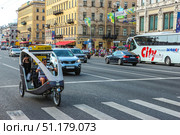Saint-Petersburg, Russia - July 13th, 2018. Road traffic at Nevsky prospect in suny day. Редакционное фото, фотограф Denis Vostrikov / Фотобанк Лори