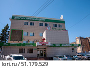 Voronezh, Russia, July 10, 2025: Entrance to the building of the medical center on Moskovsky Prospekt in summer. Редакционное фото, фотограф Катерина Белякина / Фотобанк Лори