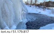 Водопад на рукотворной плотине (дамба) на реке Старая Кенка Удмуртия в зимний солнечный день. Стоковое видео, видеограф Оксана Шведкова / Фотобанк Лори