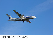 Самолет АТР-72 RA-67687 заходит на посадку. Редакционное фото, фотограф Илья Юрукин / Фотобанк Лори