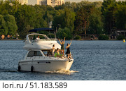 Девушки катаются на катере по Москве реке. Редакционное фото, фотограф Владимир Белоусов / Фотобанк Лори