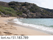 Песчаный пляж и скалистый холм у моря. Стоковое фото, фотограф Вероника Куденцова / Фотобанк Лори