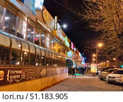 OMSK, RUSSIA - 03 NOVEMBER, 2018: View of the autumnal Karl Marx Street of the Omsk city in the night. Редакционное фото, фотограф Александр Карпенко / Фотобанк Лори