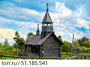Деревянная церковь в тематическом парке Тобол. Редакционное фото, фотограф Александр Тараканов / Фотобанк Лори
