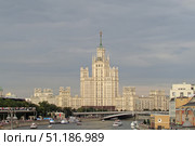Город Москва. Дом на Котельнической набережной и Большой Устьинский мост. Редакционное фото, фотограф Цибаев Алексей / Фотобанк Лори