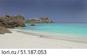 White sand beach and storm sky on Similan islands. Стоковое видео, видеограф Михаил Коханчиков / Фотобанк Лори