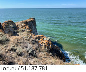 Скалы, покрытые лишайником. Генеральские пляжи, Азовское море. Республика Крым, Керченский полуостров. Редакционное фото, фотограф Щеголева Ольга / Фотобанк Лори