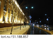 Petrozavodsk, Karelia, Russia, January 14, 2025: Karl Marx Avenue, center. Winter garlands and Christmas decorations, festive decor. Cozy spaces and magical atmosphere during the holiday season. Редакционное фото, фотограф Юлия Петровская / Фотобанк Лори