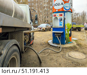 Заправка автомата с водой из автоцистерны. Редакционное фото, фотограф Вячеслав Палес / Фотобанк Лори