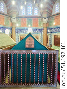 ISTANBUL, TURKEY - NOVEMBER 25, 2021: The graves of the Sultan's family at the cemetery of the Suleymaniye Mosque. Muslim ancient building. Architecture of the 16th century. Редакционное фото, фотограф Наталия Кирсанова / Фотобанк Лори