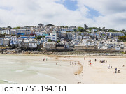 St Ives Cornwall beach with white cottages and turquoise sea. St Ives, UK, 4 July 2024. Редакционное фото, фотограф Zydrius Tartenis / Фотобанк Лори