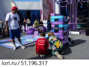 Дети играют в цифровые технологии, складывая из кирпичей нужные знания. Игры для детей на  площадке «Цифровые технологии Москвы» на форуме-фестивале «Территория будущего. Москва 2030» в парке искусств «Музеон». Лето, Москва, 2025./ Children play digital technologies, building the necessary knowledge from bricks. Games for children at the forum-festival "Territory of the Future. Moscow 2030" in the Muzeon Arts Park. Summer, Moscow, 2025. Редакционное фото, фотограф Iva Noel / Фотобанк Лори