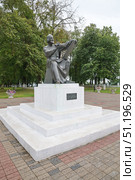 Памятник художнику-иконописцу Андрею Рублеву у входа в парк имени А. С. Пушкина во Владимире. Золотое кольцо России. Редакционное фото, фотограф Елена Коромыслова / Фотобанк Лори