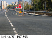 Асфальтированная дорога в городе. Новое асфальтовое покрытие дороги. На дороге нанесена дорожная разметка. На шоссе установлены дорожные знаки. Дорожное строительство. Стоковое фото, фотограф Эдуард Белкин / Фотобанк Лори
