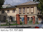 Церковная лавка на территории церкви Косьмы и Дамиана в Калуге. Редакционное фото, фотограф Лариса Вишневская / Фотобанк Лори
