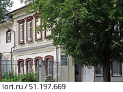 Церковная лавка на территории церкви Косьмы и Дамиана в Калуге. Редакционное фото, фотограф Лариса Вишневская / Фотобанк Лори