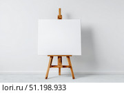 Blank white canvas on an easel on a wooden stand, a mock-up on a neutral background. Empty space for text or design. Web banner. Landscape artist easel painter, stand, frame. Sign Painting Mockup. Стоковое AI-изображение, AI-художник Марина Демидюк / Фотобанк Лори