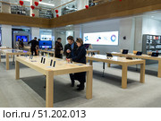 Russia, Moscow,  March 07.2020: Kuznetsky Most.  Luxury store  TSUM. Sale of products to Apple. Редакционное фото, фотограф Татьяна Васильева / Фотобанк Лори