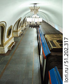 Moscow, Russia. - March 23, 2024: Chandelier in the Moscow metro. The interior of the subway. Редакционное фото, фотограф Наталия Кирсанова / Фотобанк Лори
