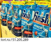 A row of blue bags of Finish Power dishwasher detergent.  Russia. Moscow. 24.08.25. Редакционное фото, фотограф Ярославский Максим / Фотобанк Лори