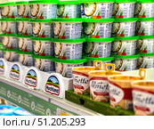 A row of plastic containers of different flavors of yogurt, including Hiclond.  Russia. Moscow. 24.08.25. Редакционное фото, фотограф Ярославский Максим / Фотобанк Лори