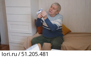 Budgerigar playing with senior man. Budgie. Funny blue purple parakeet sitting on old owner. Cute bird having fun with elderly male. Friendship, relationship with Pets. Cute domestic animals. Стоковое видео, видеограф Марина Демидюк / Фотобанк Лори