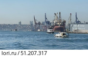 View of the Bosphorus from a ferry deck with tires on board in Istanbul, Turkey Golden Horn bay and Galata Bridge in Istanbul, Turkey. View of the Old town and mosque. Редакционное видео, видеограф Zita Khasanova / Фотобанк Лори