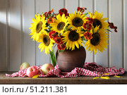 Sunflowers and helenium flowers creating a vibrant bouquet in rustic setting. Стоковое фото, фотограф Дмитрий Цветков / Фотобанк Лори