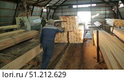 shop for woodworking lumber. Стоковое видео, видеограф Алексей Сергеев / Фотобанк Лори