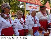 Участники гастрономической выставки блюд из томатов и местных овощей «Аллея закусочная» на фестивале "Сызранский помидор" (Кузнецкий парк, Сызрань) Стоковое фото, фотограф Иванова Анастасия / Фотобанк Лори
