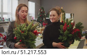 The female participants of the workshop hold bouquets of fir branches in their hands and communicate. Portrait. Стоковое видео, видеограф Strunov David / Фотобанк Лори