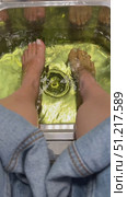 Feet soaking in warm water during pedicure session in spa setting. Стоковое видео, видеограф Анастасия Золотницкая / Фотобанк Лори