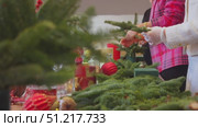 bouquets and wreaths are created from spruce branches before the new year. Стоковое видео, видеограф Strunov David / Фотобанк Лори