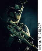 Sniper wearing face mask and helmet with thermal imager, holding rifle with optical scope. Oleg Zabielin / Stocktrek Images/TASS. Стоковое фото, агентство ТАСС / Фотобанк Лори