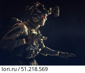 Soldier wearing combat helmet, mask and glasses, quietly sneaking darkness with handgun in hand. Oleg Zabielin / Stocktrek Images/TASS. Стоковое фото, агентство ТАСС / Фотобанк Лори