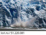 Perito Moreno glacier ice breaks into the lake, Lago Argentino. Ofer Zidon / Stocktrek Images/TASS. Стоковое фото, агентство ТАСС / Фотобанк Лори