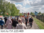 Пасхальный крестный ход с Тихвинской иконой Божией Матери к святому роднику. Храм Всемилостивого Спаса, село Стрелецкое, Красногвардейский район Белгородской области, Россия. Редакционное фото, фотограф irisff / Фотобанк Лори