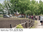 Пасхальный крестный ход с Тихвинской иконой Божией Матери к святому роднику. Храм Всемилостивого Спаса, село Стрелецкое, Красногвардейский район Белгородской области, Россия. Редакционное фото, фотограф irisff / Фотобанк Лори