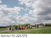Пасхальный крестный ход с Тихвинской иконой Божией Матери к святому роднику. Храм Всемилостивого Спаса, село Стрелецкое, Красногвардейский район Белгородской области, Россия. Редакционное фото, фотограф irisff / Фотобанк Лори