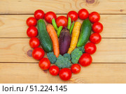 Heart healthy vegetables concept. Fresh carrots, beets, broccoli, cucumbers, peas and tomatoes in heart shape on wooden background. organic food. Top view, flat lay, close-up. Стоковое фото, фотограф Виктория Катьянова / Фотобанк Лори