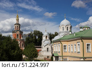 Северные святые врата, настоятельские покои и церковь святителя Иоанна Златоуста в Донском монастыре. Москва. Редакционное фото, фотограф Елена Орлова / Фотобанк Лори