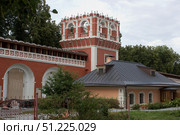 Старинное здание настоятельской кухни, башня и стена с галереей в Донском монастыре. Москва. Редакционное фото, фотограф Елена Орлова / Фотобанк Лори
