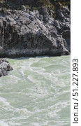 Slow motion vertical video of Altai river Katun and rapids Oroktoy Teldekpen near Oroktoysky bridge. Стоковое видео, видеограф Сергей Пристяжнюк (Serg Zastavkin) / Фотобанк Лори